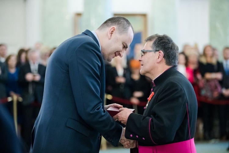 Wręczenie odznaczenia ks. Romualdowi Brudnowskiemu