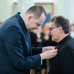 Wręczenie odznaczenia ks. Romualdowi Brudnowskiemu