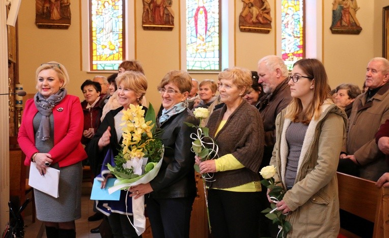 Wolontariusze na czele z Anną Lis, sekretarz CDR, na zakończenie Eucharystii podziękowali księżom