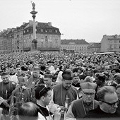 	Przejście przedstawicieli Episkopatu Polski z kościoła św. Anny na centralną uroczystość milenijną w katedrze warszawskiej  – 24 czerwca 1966 roku.