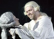 Przemysław Stippa  jako Robespierre i Oskar Hamerski w roli Dantona w na pozór przyjacielskiej dyskusji.