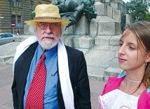 ◄	Kraków 2012. Mieczysław Święcicki w roli Henryka Sienkiewicza i Andrea Młodzik jako Wandzia Ulanowska pod pomnikiem Grunwaldzkim, na planie filmu Wiesława Adamika.