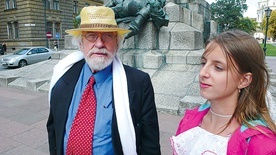 ◄	Kraków 2012. Mieczysław Święcicki w roli Henryka Sienkiewicza i Andrea Młodzik jako Wandzia Ulanowska pod pomnikiem Grunwaldzkim, na planie filmu Wiesława Adamika.