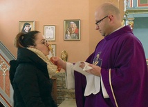 Po Eucharystii każdy mógł uczcić relikwie świętego.