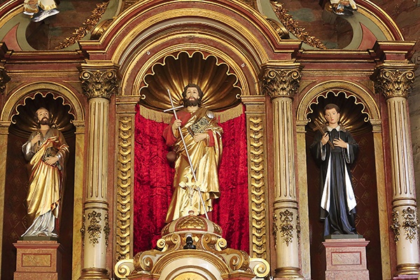 Figura w głównym ołtarzu zabytkowego drewnianego kościoła, zbudowanego w 1800 r.