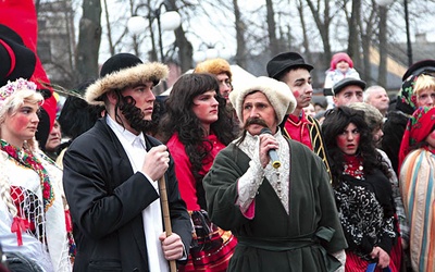 Wszystkie role odgrywają mężczyźni.