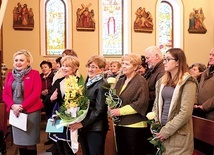 Uczestnicy z Anną Lis na czele oraz sekretarz CDR (pierwsza z lewej) na zakończenie Eucharystii podziękowali księżom.