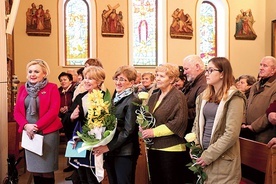 Uczestnicy z Anną Lis na czele oraz sekretarz CDR (pierwsza z lewej) na zakończenie Eucharystii podziękowali księżom.