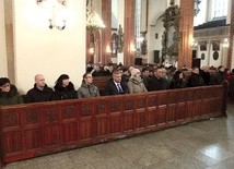Kandydatom towarzyszą m.in. chrzestni i osoby ręczące za ich wiarę.