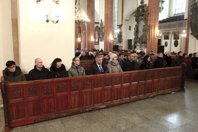 Kandydatom towarzyszą m.in. chrzestni i osoby ręczące za ich wiarę.