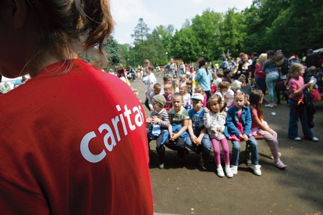 Zorganizowana pomoc zawsze jest skuteczniejsza niż wysiłki jednego człowieka.