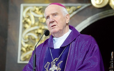 ▲	Biskup Ignacy w czasie celebracji jednej z wielkopostnych  Mszy św. 