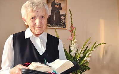 ▲	„Pan Jezus tyle lat trzyma mnie przy sobie i prowadzi. Jak mam za to dziękować?” – powtarzała często. Zmarła w 75. roku życia zakonnego. Miała 92 lata.