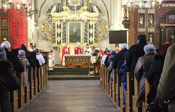 ▲	Uroczystości połączono z rekolekcjami wielkopostnymi i z peregrynacją relikwii Krzyża Świętego. Mszę św. bp Jacek Jezierski odprawił 17 lutego. 