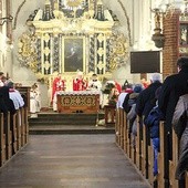 ▲	Uroczystości połączono z rekolekcjami wielkopostnymi i z peregrynacją relikwii Krzyża Świętego. Mszę św. bp Jacek Jezierski odprawił 17 lutego. 