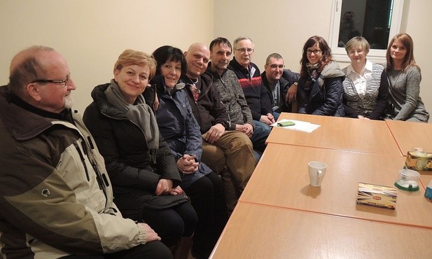 Organizatorzy rekolekcji dla ubogich i samotnych w siedzibie bielskiego klubu "Arka", prowadzonego przez Katolickie Towarzystwo Kulturalne