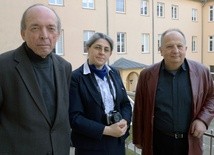 Na wewnętrznym dziedzińcu ośrodka Promień (od lewej): Janusz Bodasiński, s. Elżbieta Kowacz i Mieczysław Bartłomiej Vogt