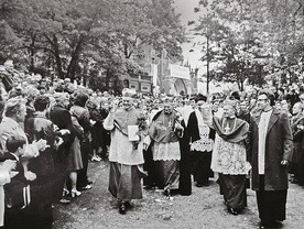 W Piekarach Śląskich biskupa katowickiego wspierał swymi kazaniami kard. Karol Wojtyła.