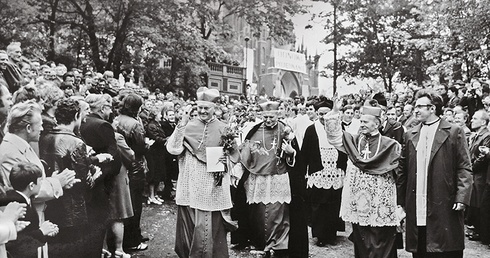 W Piekarach Śląskich biskupa katowickiego wspierał swymi kazaniami kard. Karol Wojtyła.