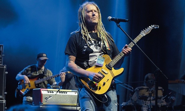 Dariusz „Maleo” Malejonek (ur. 1962)  – wokalista i gitarzysta. Założyciel i lider Maleo Reggae Rockers. Grał w zespołach: Kultura, Izrael, Moskwa, Armia, Houk, 2Tm2,3 i Arka Noego.
