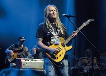 Dariusz „Maleo” Malejonek (ur. 1962)  – wokalista i gitarzysta. Założyciel i lider Maleo Reggae Rockers. Grał w zespołach: Kultura, Izrael, Moskwa, Armia, Houk, 2Tm2,3 i Arka Noego.