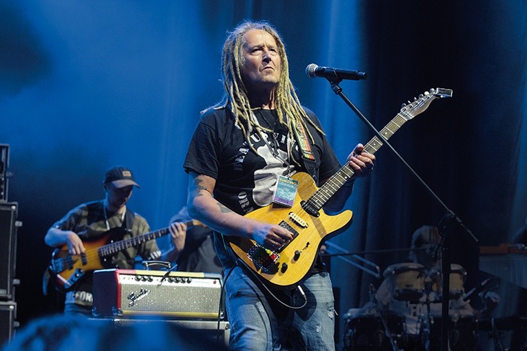 Dariusz „Maleo” Malejonek (ur. 1962)  – wokalista i gitarzysta. Założyciel i lider Maleo Reggae Rockers. Grał w zespołach: Kultura, Izrael, Moskwa, Armia, Houk, 2Tm2,3 i Arka Noego.