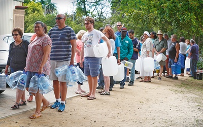 Mieszkańcy Kapsztadu w kolejce  po wodę.