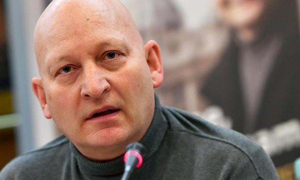 Daniel Pittet podczas konferencji prasowej w Warszawie.