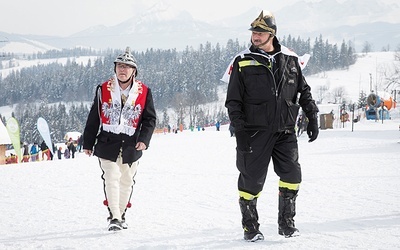 Strażacy też się znają  na skokach. Tu: przy stoku, na którym uczył się jeździć Kamil Stoch.