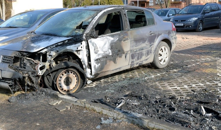 Obok busa spłonął bok nieoznakowanego samochodu, również należącego do Policji