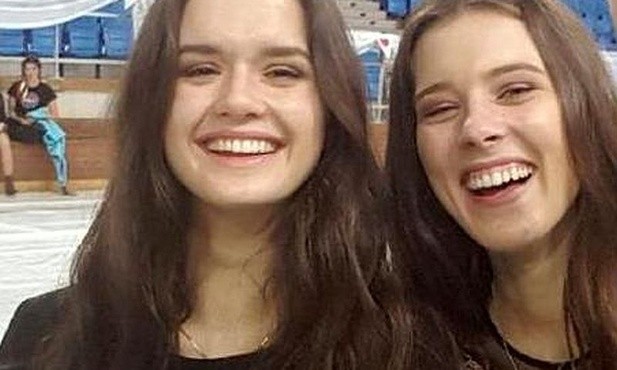 Alicja Mazurek (po lewej) z koleżanką podczas ostatniego balu KSM. 