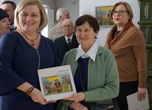 Ilona Jaroszek, dyrektor MWR, z Barbarą Rybczyńską, żoną artysty. Z prawej Katarzyna Markiewicz, kurator wystawy i kierownik przysuskiej placówki