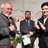 Adam Ziemianin przyjmuje statuetkę od premier Beaty Szydło