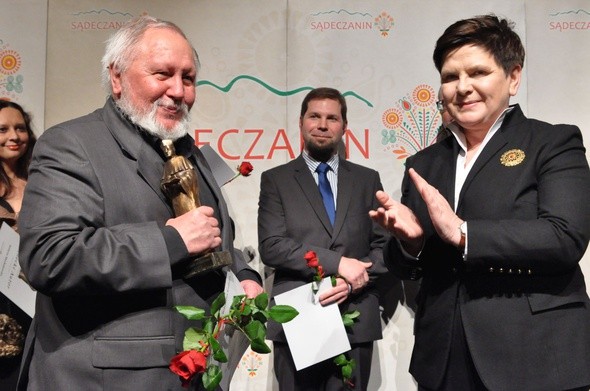 Adam Ziemianin przyjmuje statuetkę od premier Beaty Szydło