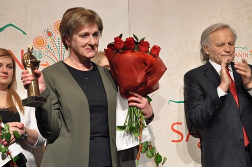 Żona Jerzego Leśniaka odbiera Nagrodę ks. Kumora w kategorii "książka od Sądecczyźnie" 