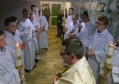 Uczestnicy Szkoły Lektora przerwali szkolenie w Pionkach, by jako uroczysta asysta liturgiczna wziąć udział w adoracji Najświętszego Sakramentu podczas Zimowego Apelu Młodych w Radomiu