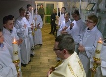 Uczestnicy Szkoły Lektora przerwali szkolenie w Pionkach, by jako uroczysta asysta liturgiczna wziąć udział w adoracji Najświętszego Sakramentu podczas Zimowego Apelu Młodych w Radomiu