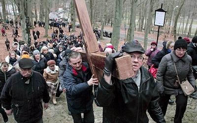 W pierwszej wielkopostnej Drodze Krzyżowej uczestniczyło ponad 2 tys. wiernych. Na zdjęciu: Droga Krzyżowa 10.03.2017 r.