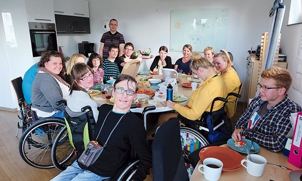 Udział w przedsięwzięciu jest bezpłatny. Spotkania odbywać się będą raz w tygodniu,  od marca do grudnia, z wyłączeniem wakacji (lipiec–sierpień). W tym czasie uczestnicy wspólnie będą wymyślać, planować i realizować działania społeczne, kulturalne  lub edukacyjne. 