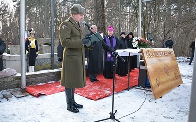 Po Mszy św. z kościoła wyruszyła procesja do pomnika Bitwy pod Olszynką Grochowską.