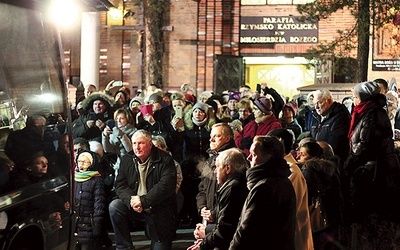 Choć wieczór był mroźny, Maryję żegnało wielu parafian. 