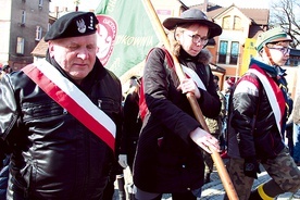 W niedzielnych uroczystościach wzięli udział przedstawiciele władz i służb mundurowych, a także wielu mieszkańców Zielonej Góry. Jak co roku nie zabrakło pocztów sztandarowych.