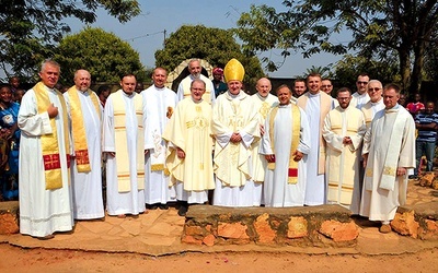 ▲	Biskup Andrzej Jeż wraz z tarnowskimi misjonarzami.