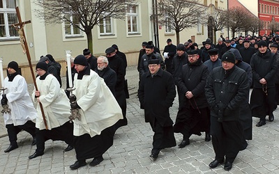 Księża w procesji do katedry odmawiali Koronkę do Miłosierdzia Bożego. 