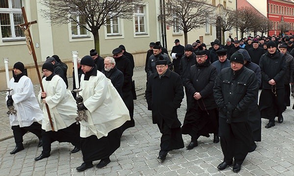 Księża w procesji do katedry odmawiali Koronkę do Miłosierdzia Bożego. 