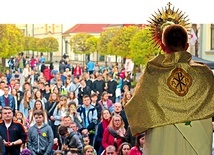 Spotkanie zakończy adoracja Najświętszego Sakramentu o 18.30. W tym roku nie będzie występów scenicznych. Organizatorzy skupiają się  na warsztatach, które odbędą się w różnych lokalizacjach  na Ostrowie Tumskim.