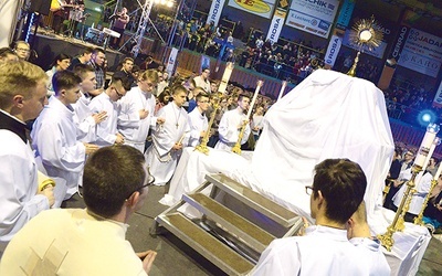 Uczestnicy przerwali szkolenie, by jako uroczysta asysta liturgiczna wziąć udział w adoracji Najświętszego Sakramentu podczas Zimowego Apelu Młodych w Radomiu.