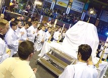 Uczestnicy przerwali szkolenie, by jako uroczysta asysta liturgiczna wziąć udział w adoracji Najświętszego Sakramentu podczas Zimowego Apelu Młodych w Radomiu.