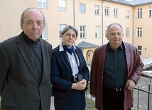 Na wewnętrznym dziedzińcu ośrodka Promień (od lewej): Janusz Bodasiński, s. Elżbieta Kowacz i Mieczysław Bartłomiej Vogt.
