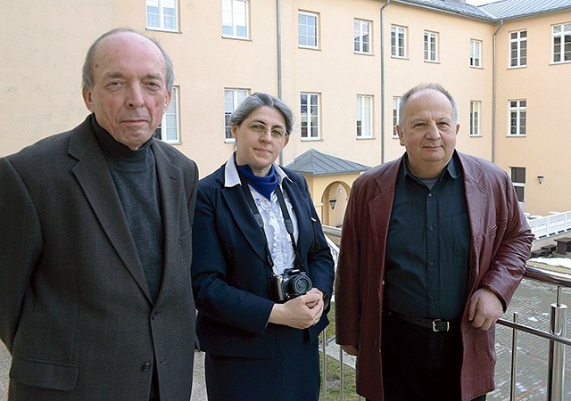 Na wewnętrznym dziedzińcu ośrodka Promień (od lewej): Janusz Bodasiński, s. Elżbieta Kowacz i Mieczysław Bartłomiej Vogt.